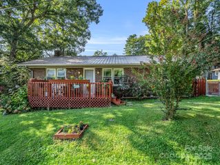 285 Cosmos Drive, Hendersonville, NC 28791