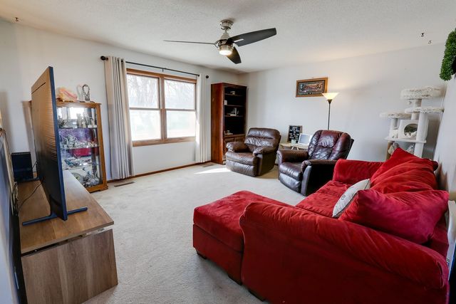 52 Brook Circle, Pella, IA 50219