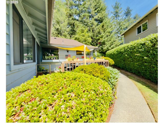1470 GLENWOOD Dr, Brookings, OR 97415
