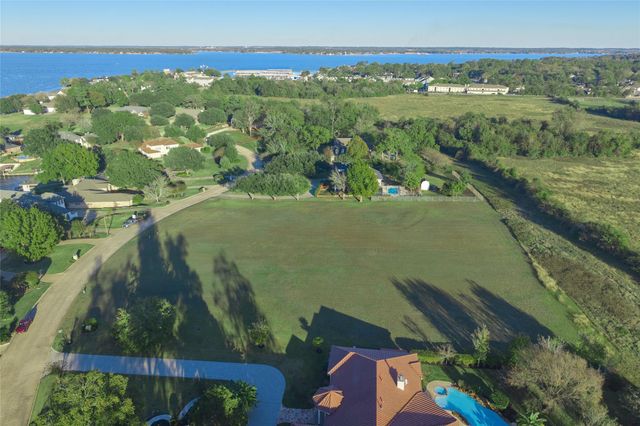 62 Lake Estates Drive, Montgomery, TX 77356