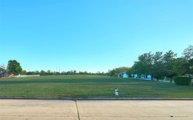 62 Lake Estates Drive, Montgomery, TX 77356