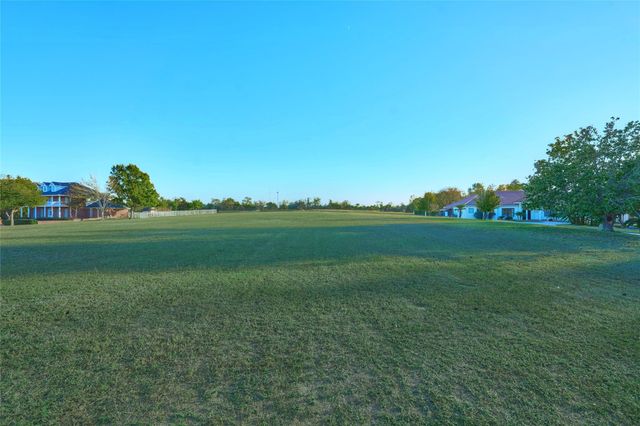 62 Lake Estates Drive, Montgomery, TX 77356