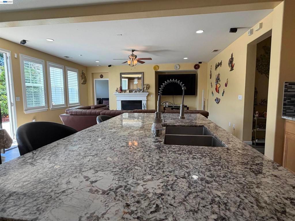 Image 12 of property listing at 726 S Escuela Dr, Mountain House, CA 95391
