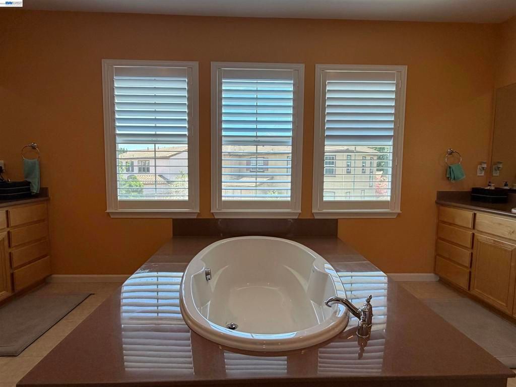 Image 20 of property listing at 726 S Escuela Dr, Mountain House, CA 95391