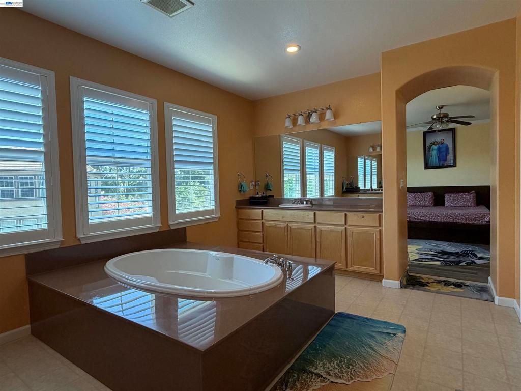 Image 21 of property listing at 726 S Escuela Dr, Mountain House, CA 95391