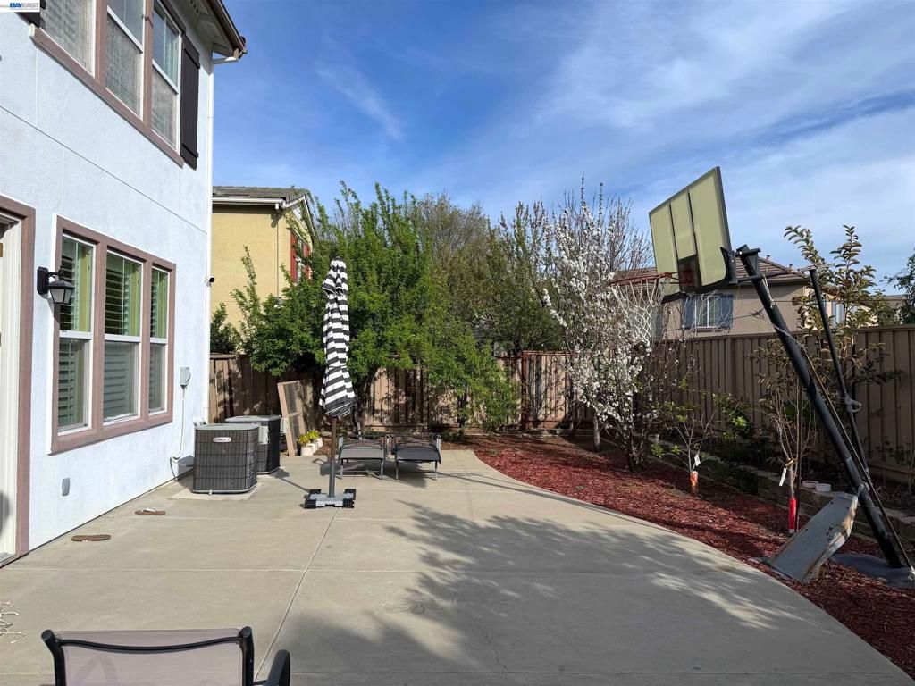 Image 34 of property listing at 726 S Escuela Dr, Mountain House, CA 95391