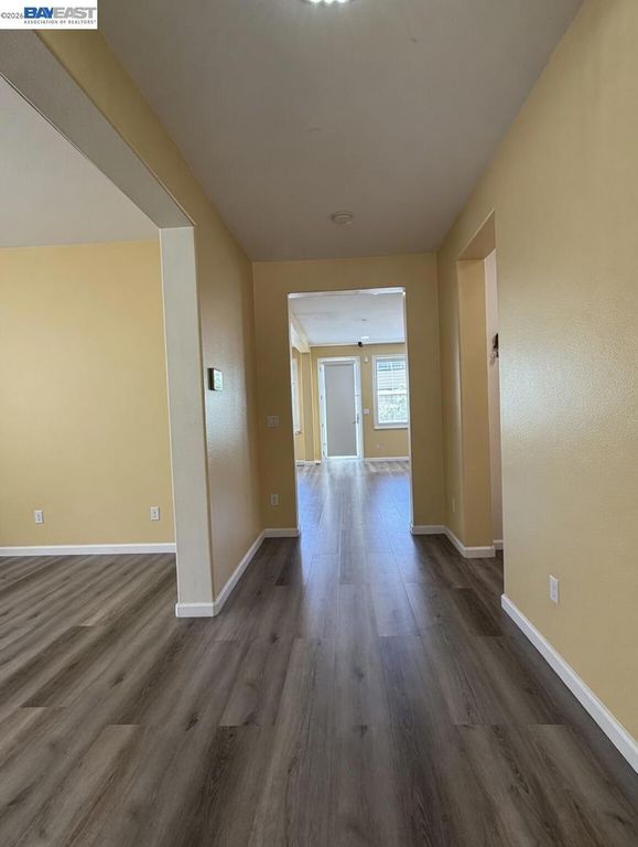 Image 4 of property listing at 726 S Escuela Dr, Mountain House, CA 95391