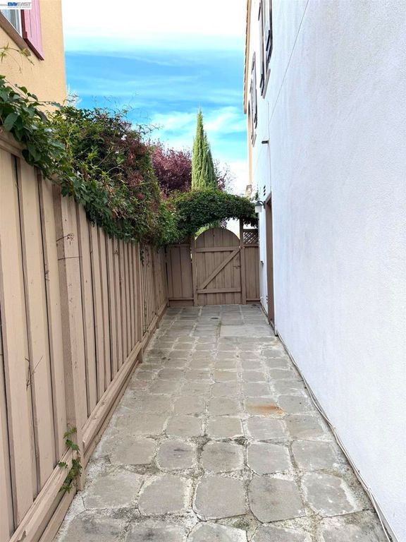 Image 40 of property listing at 726 S Escuela Dr, Mountain House, CA 95391