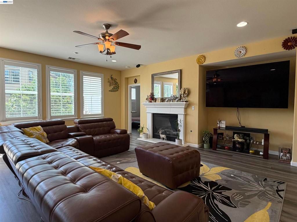 Image 7 of property listing at 726 S Escuela Dr, Mountain House, CA 95391