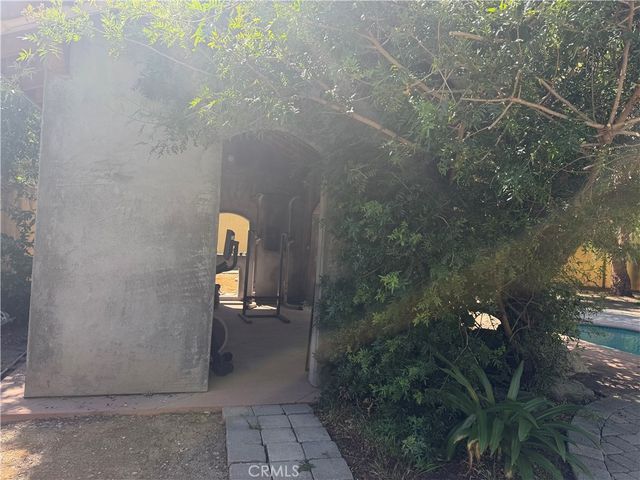 5717 MELVIN Avenue, Tarzana, CA 91356