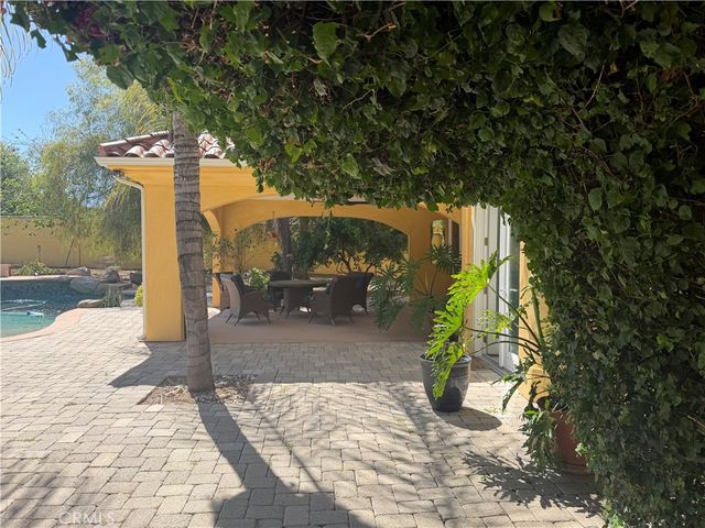 5717 MELVIN Avenue, Tarzana, CA 91356