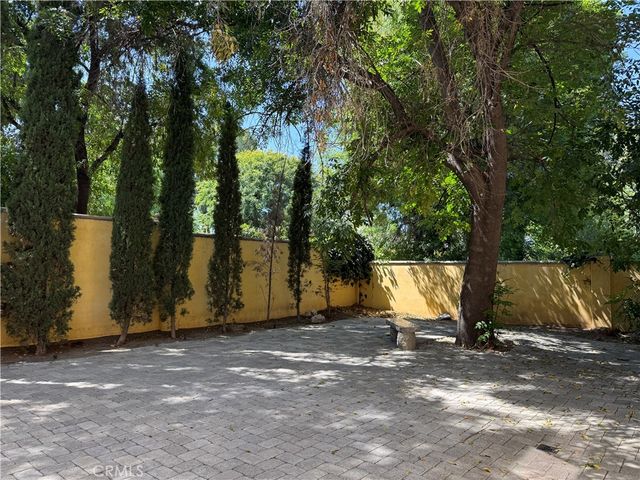5717 MELVIN Avenue, Tarzana, CA 91356