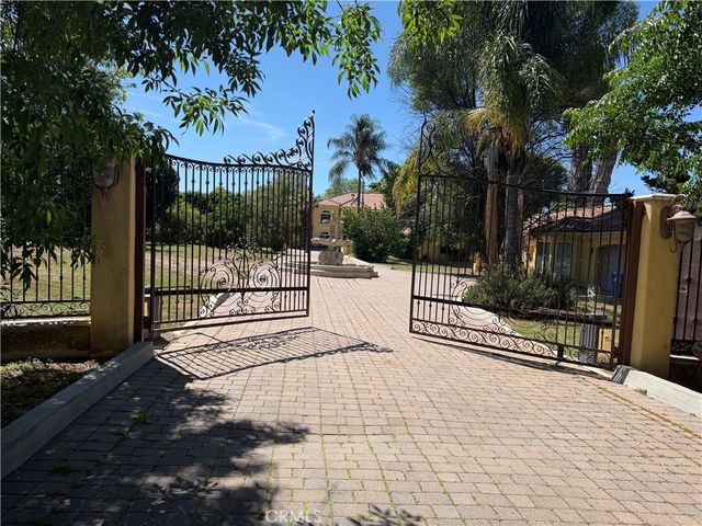 5717 MELVIN Avenue, Tarzana, CA 91356