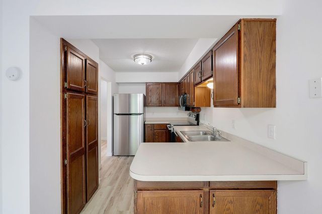 9205 Dartford Road, Woodbury, MN 55125