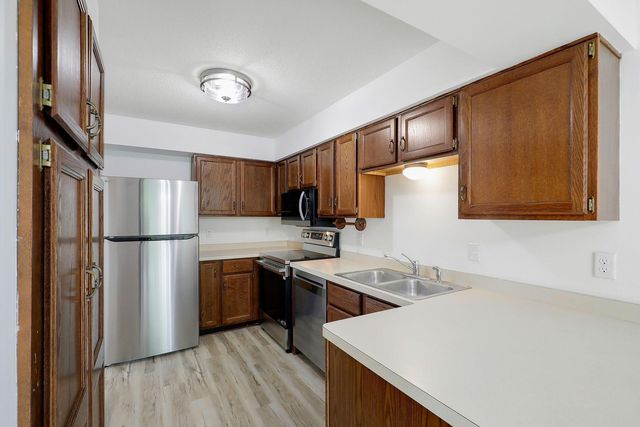 9205 Dartford Road, Woodbury, MN 55125