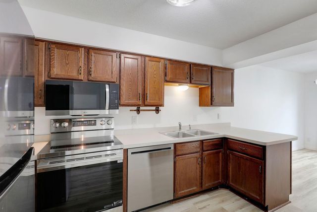9205 Dartford Road, Woodbury, MN 55125