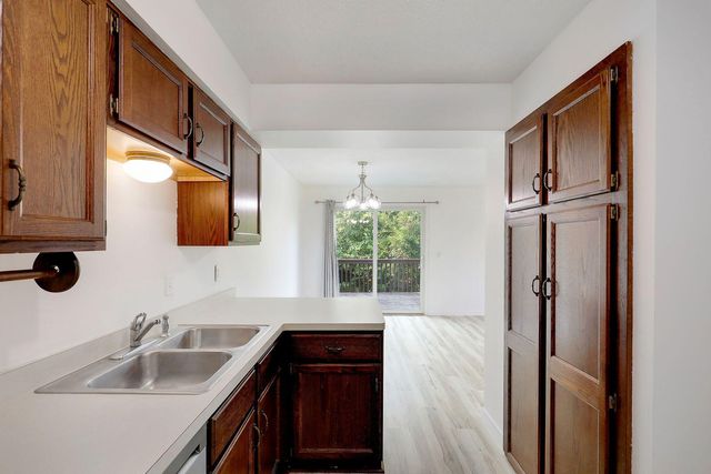 9205 Dartford Road, Woodbury, MN 55125