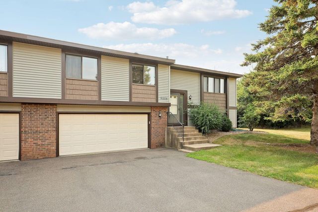 9205 Dartford Road, Woodbury, MN 55125