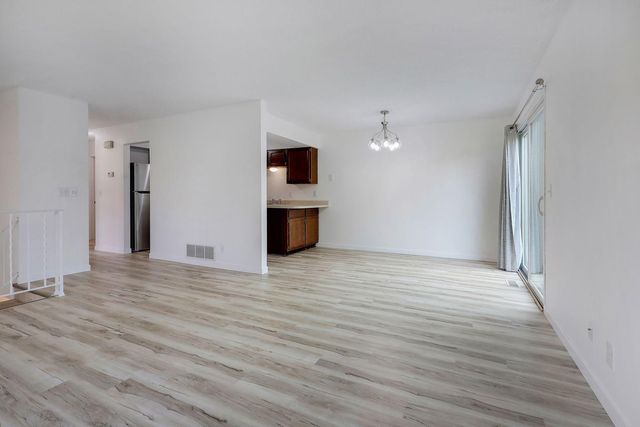 9205 Dartford Road, Woodbury, MN 55125