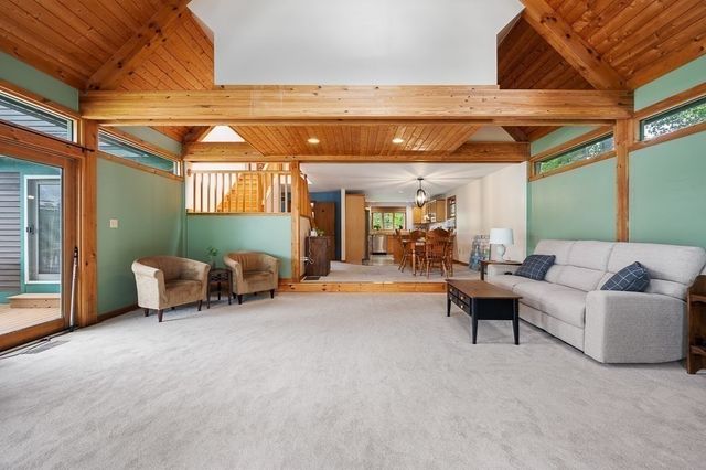 5 Abenaki St, Hubbardston, MA 01452