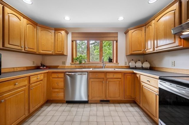 5 Abenaki St, Hubbardston, MA 01452