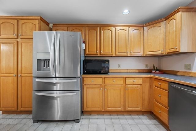 5 Abenaki St, Hubbardston, MA 01452