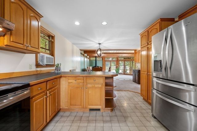 5 Abenaki St, Hubbardston, MA 01452