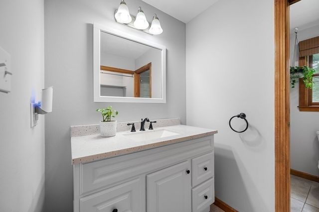 5 Abenaki St, Hubbardston, MA 01452