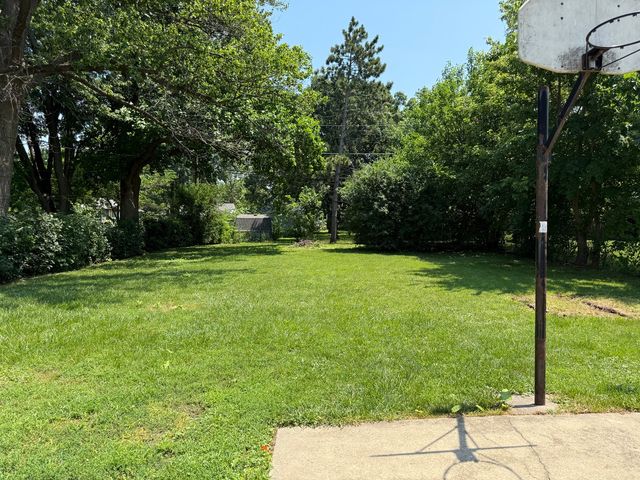 29 N ROSLYN Road, Westmont, IL 60559