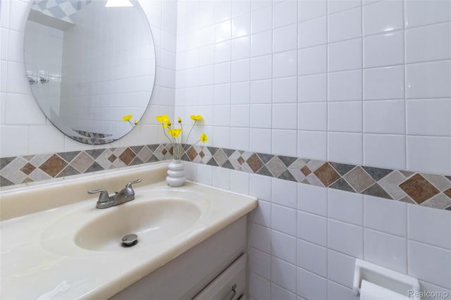 1871 Fleetwood Drive, Troy, MI 48098