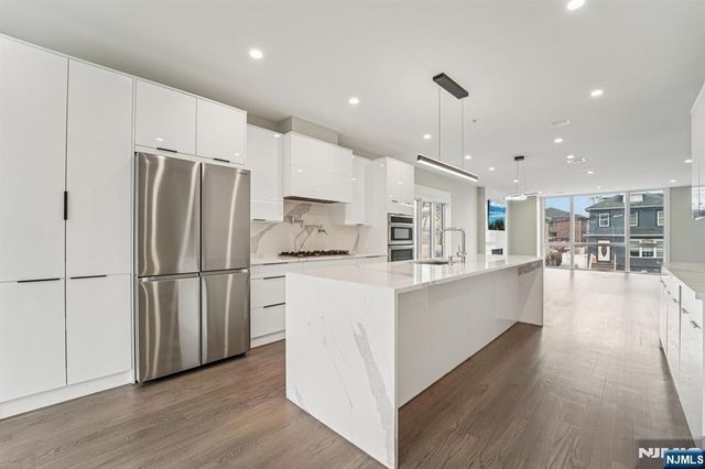 412 Lincoln Avenue, Cliffside Park, NJ 07010