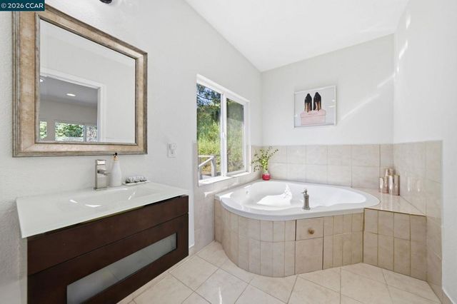 1715 Greenhills Ct, Lafayette, CA 94549