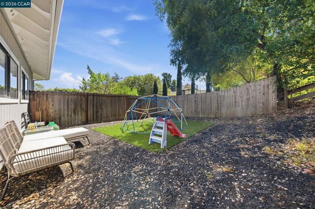 1715 Greenhills Ct, Lafayette, CA 94549