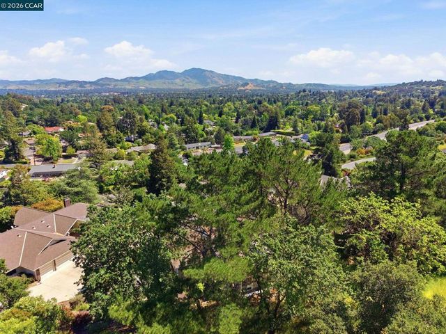 1715 Greenhills Ct, Lafayette, CA 94549