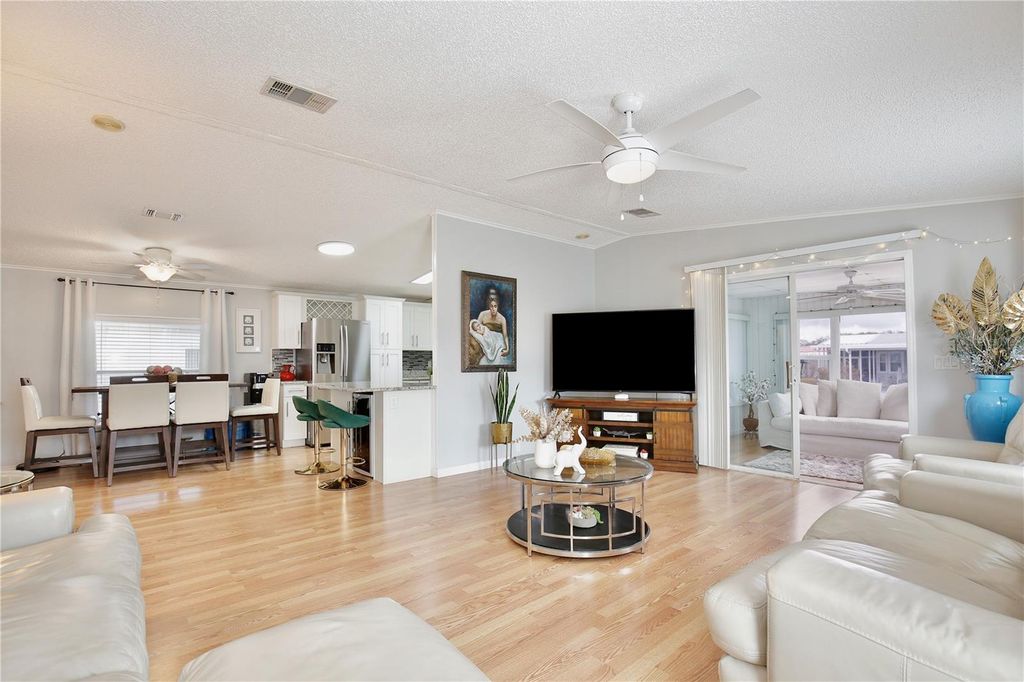 Image 11 of property listing at 114 DOUGLAS PARK AVENUE, Davenport, FL 33897