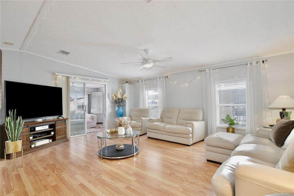 Image 10 of property listing at 114 DOUGLAS PARK AVENUE, Davenport, FL 33897