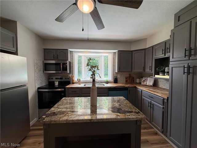 1365 Jewel Bay Road, Cortland, OH 44410