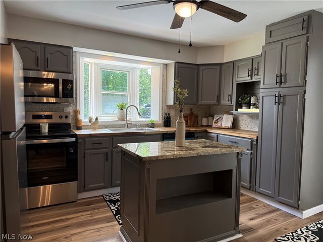 1365 Jewel Bay Road, Cortland, OH 44410