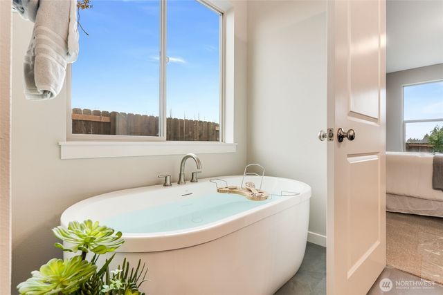 225 E 24th Avenue, La Center, WA 98629