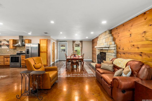 445 TOMBLIN RD, Bigfoot, TX 78005