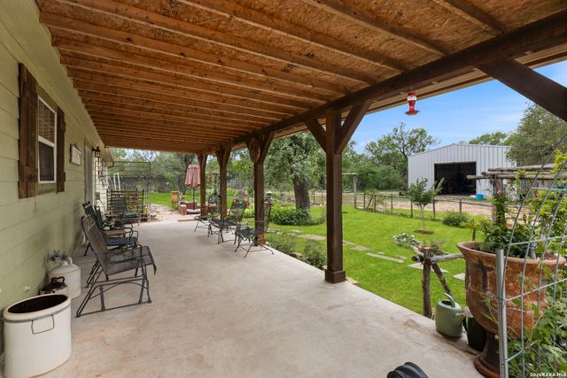 445 TOMBLIN RD, Bigfoot, TX 78005