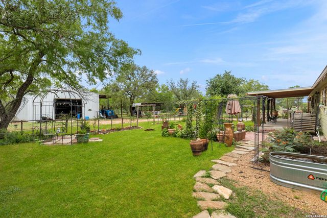 445 TOMBLIN RD, Bigfoot, TX 78005