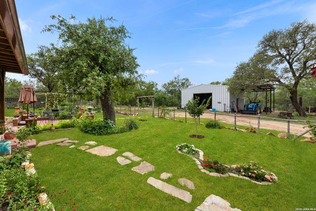 445 TOMBLIN RD, Bigfoot, TX 78005