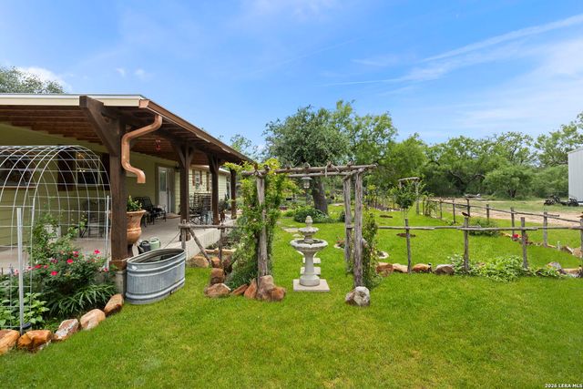 445 TOMBLIN RD, Bigfoot, TX 78005