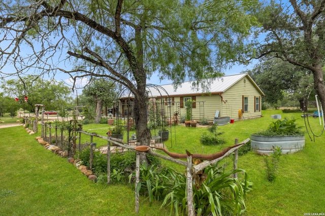 445 TOMBLIN RD, Bigfoot, TX 78005