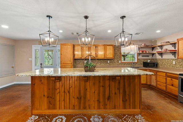 445 TOMBLIN RD, Bigfoot, TX 78005