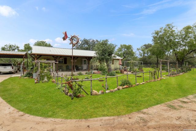 445 TOMBLIN RD, Bigfoot, TX 78005