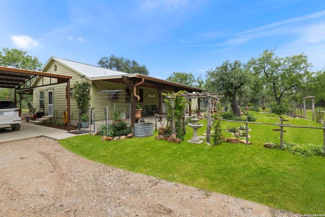 445 TOMBLIN RD, Bigfoot, TX 78005