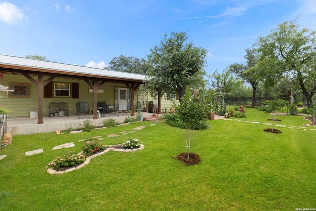 445 TOMBLIN RD, Bigfoot, TX 78005