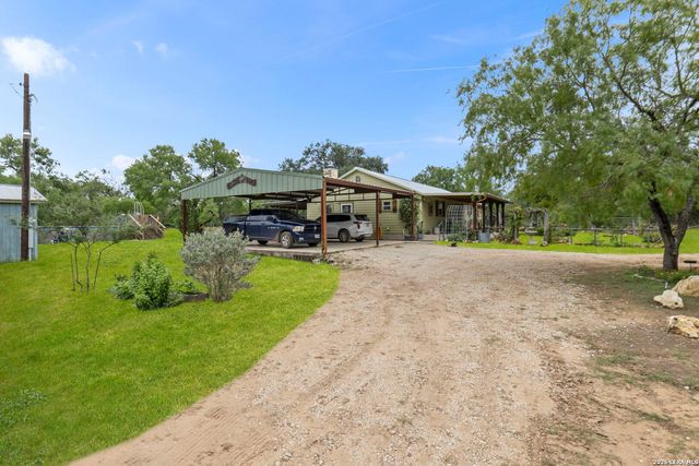 445 TOMBLIN RD, Bigfoot, TX 78005